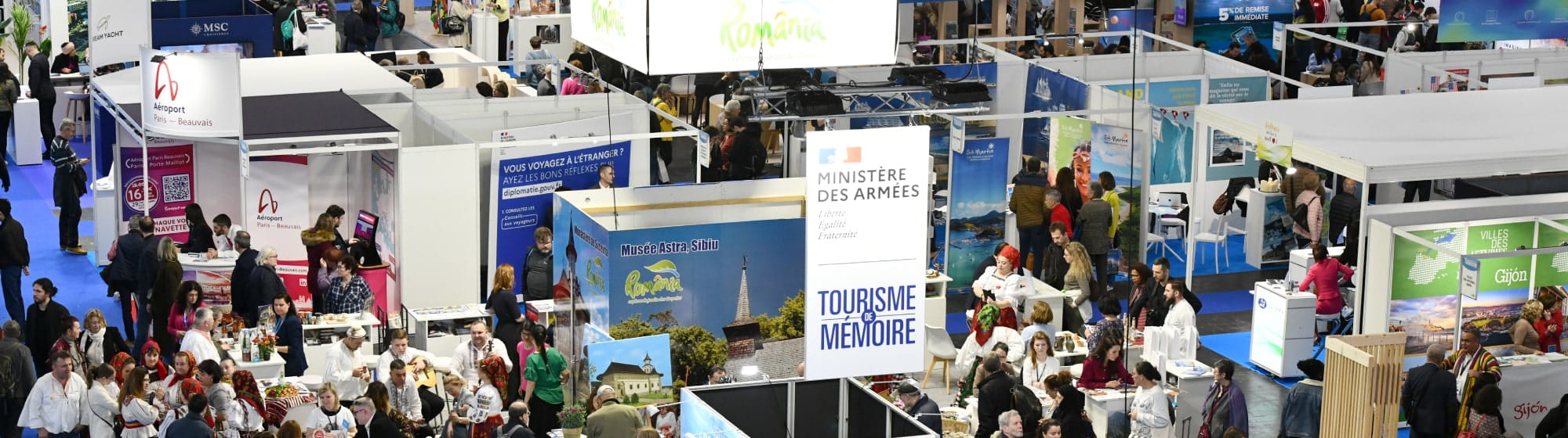 vue panoramique du salon du tourisme avec les stands