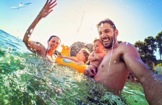 Une famille se prenant en photo dans l'eau. 