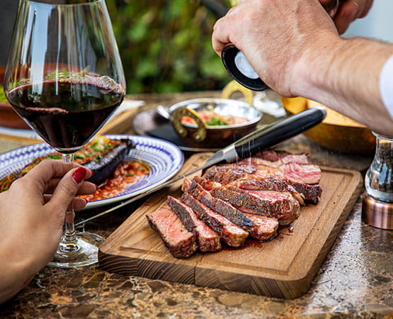 un rumsteack et un verre de vin rouge