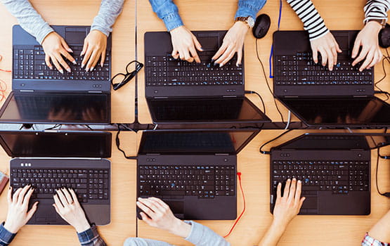 3 personnes qui travaillent sur un ordinateur