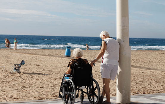 Un couple avec une personne en fauteuil roulant