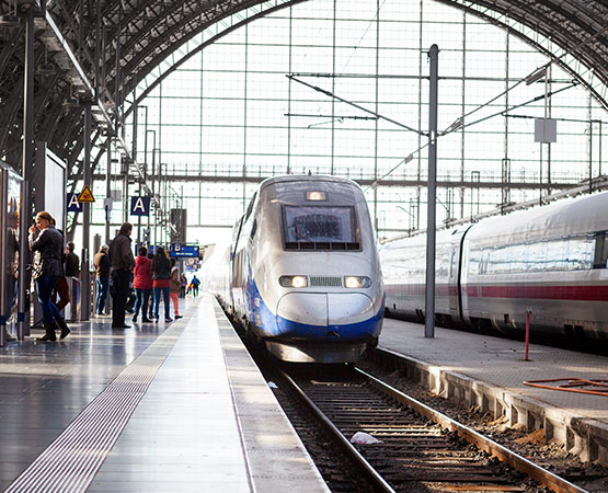 un train qui arrive en gare