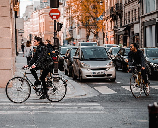 Des personnes qui vont du vélo en ville