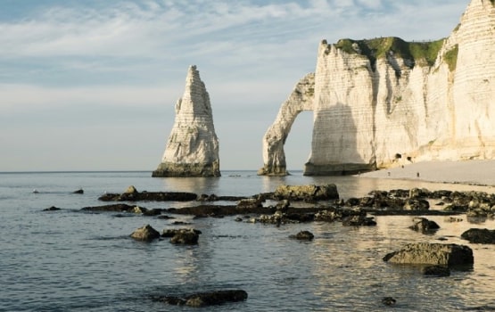 Une falaise face à la mer