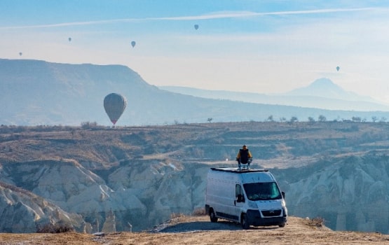 Un van sur la montagne