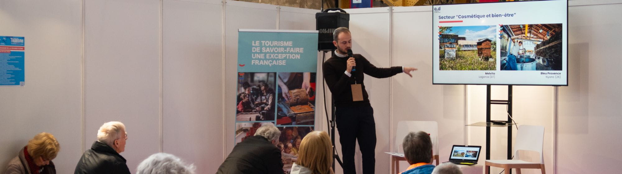 un homme qui parle au micro devant sa présentation