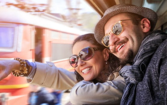 Un couple devant un train