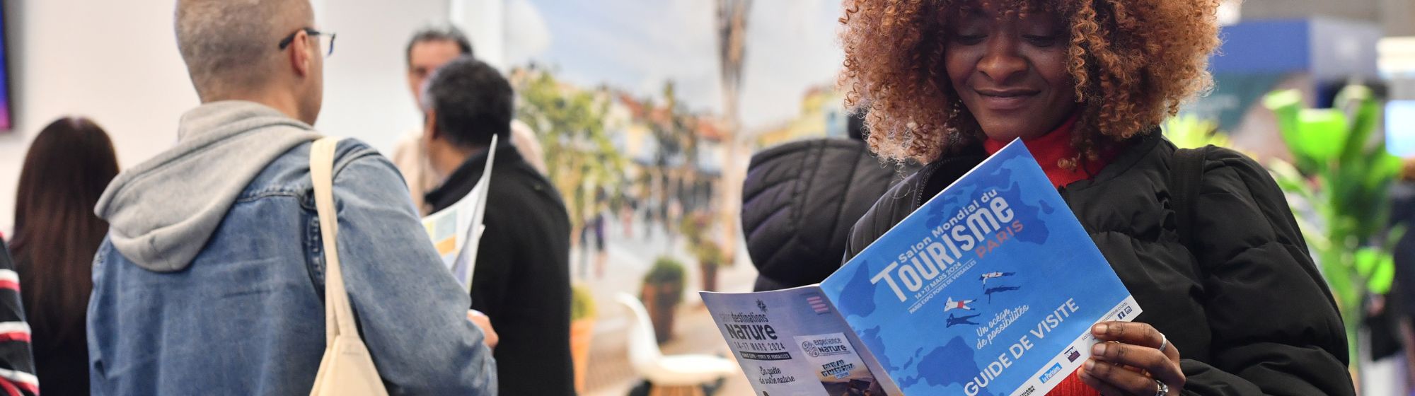 une femme qui lit un guide de visite